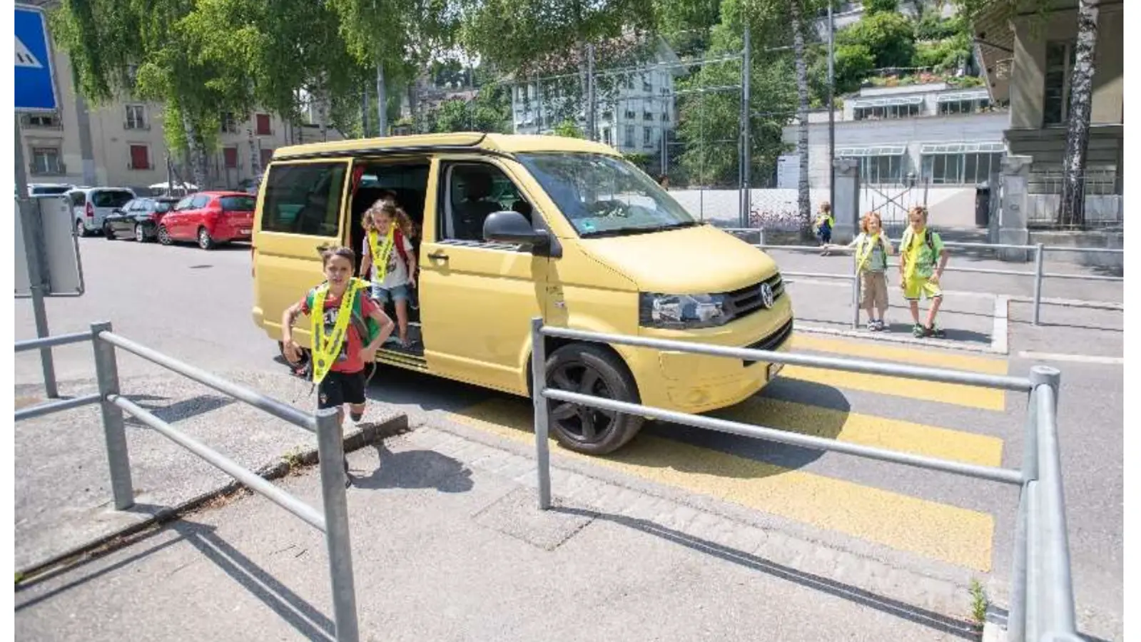 Elterntaxi vor dem Schulhaus