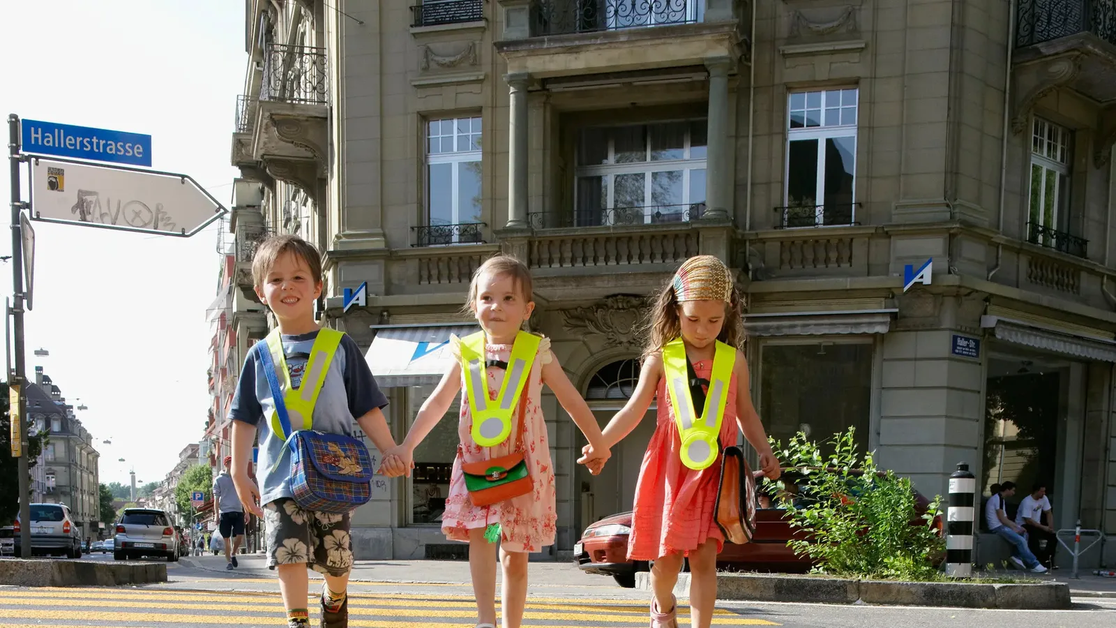 Kinder auf dem Schulweg im Quartier