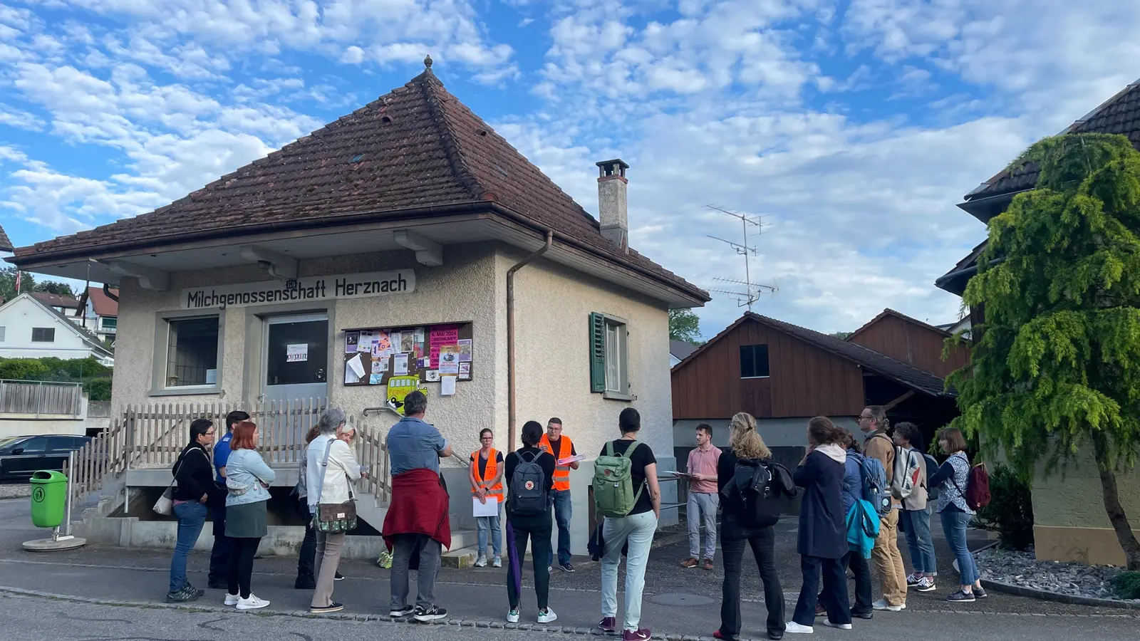 Menschen stehen vor einem Haus