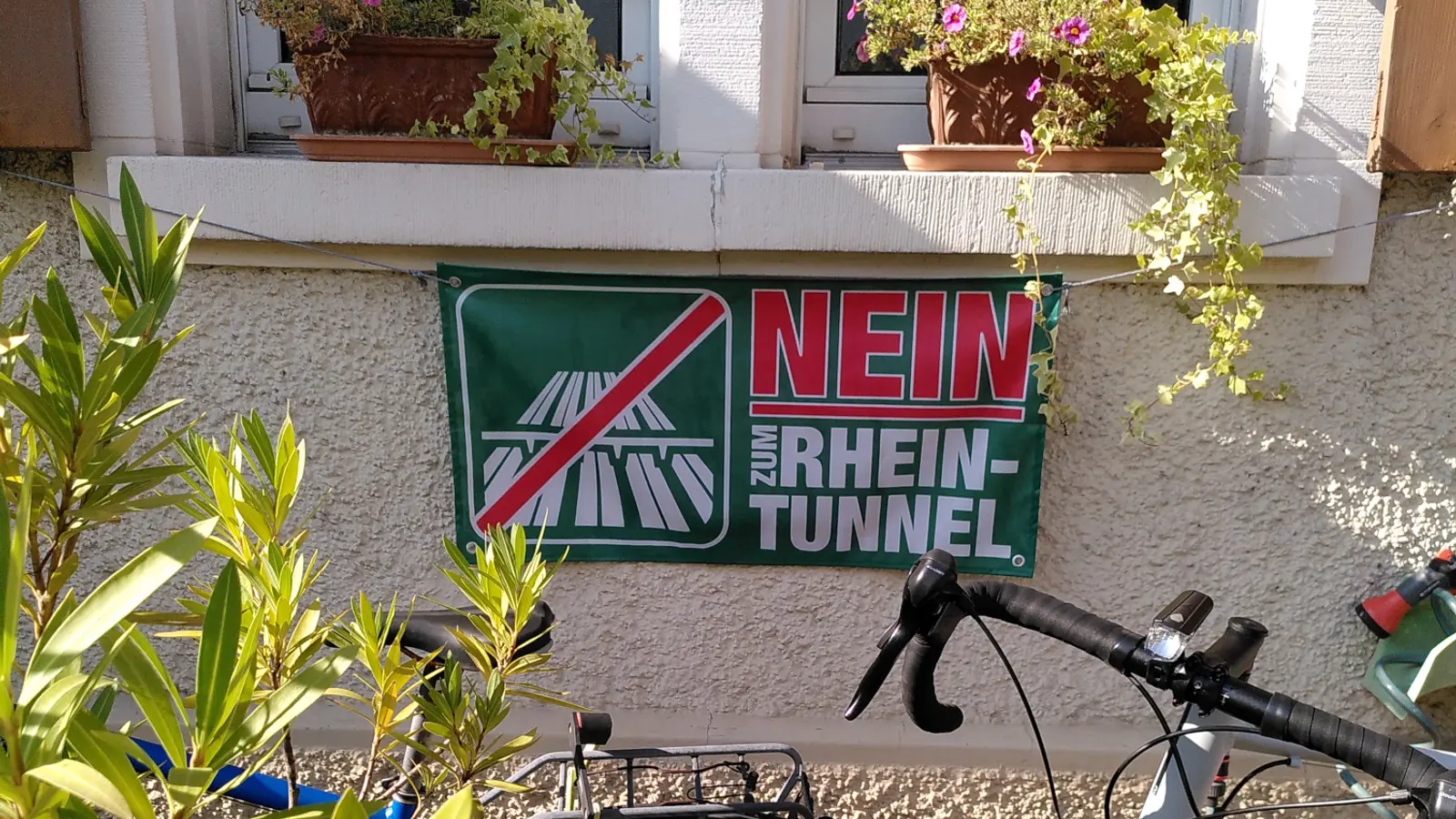 Rheintunnel Fahne Fenster Velos 2000px