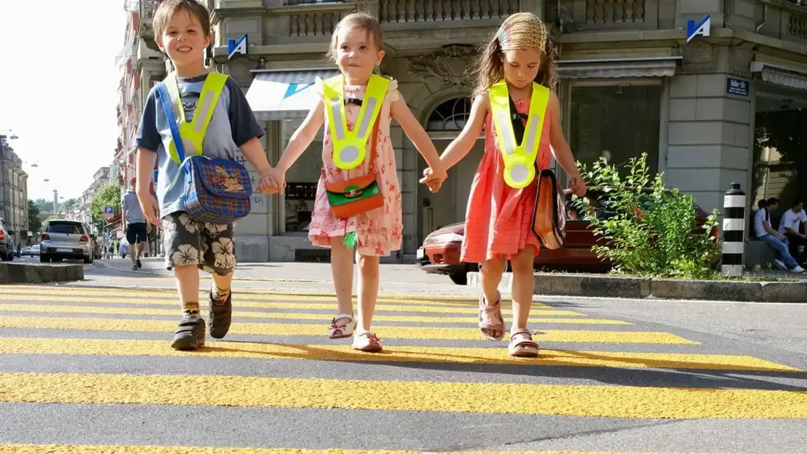 Kinder auf dem Schulweg im Quartier