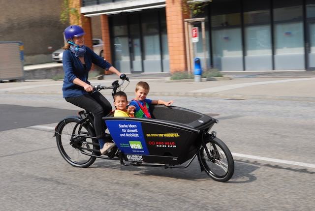 Cargovelo mit zwei Kindern und einer Fahrerin