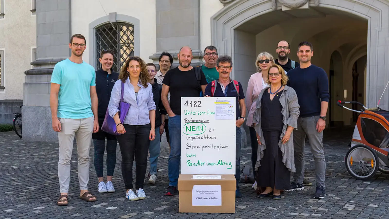 Menschen versammeln sich vor Gebäude