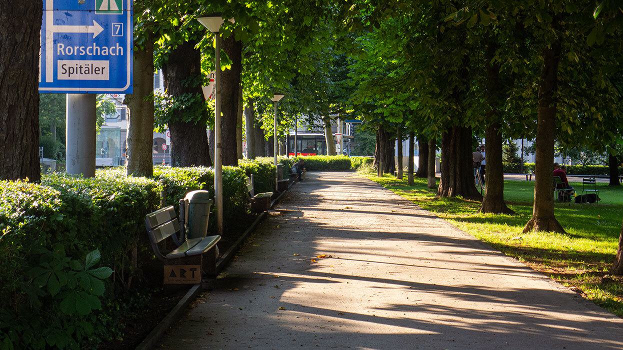 Fussweg neben Park