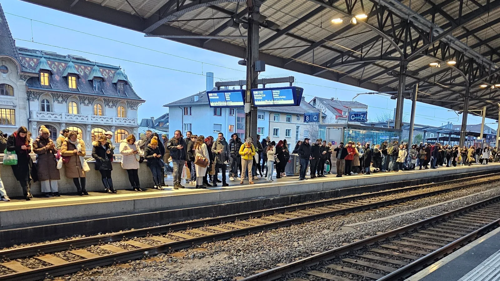 Quai bondé gare de Lausanne CFF