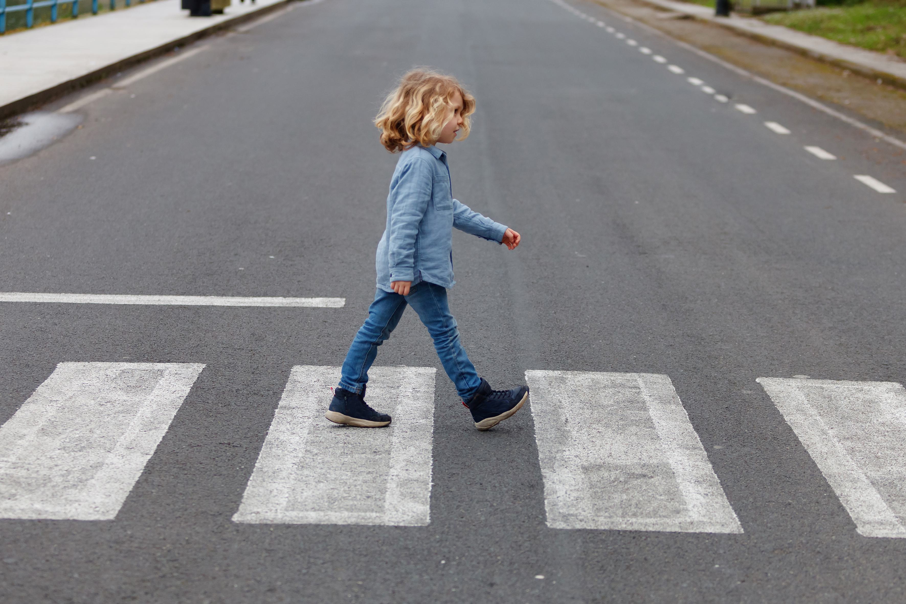Enfant marchant sur un passage piéton
