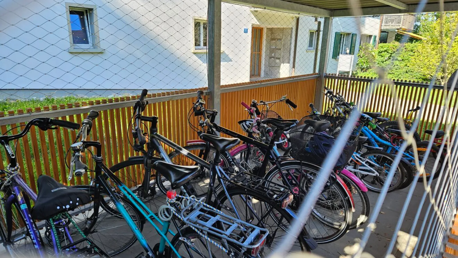 Veloabstellplatz vor Mehrfamilienhaus