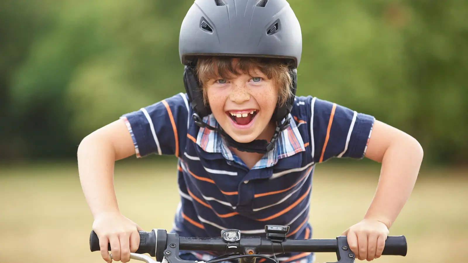 Junge auf Velo