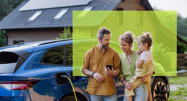 Familie Auto Plugin Laden Smartphone Autoversicherung