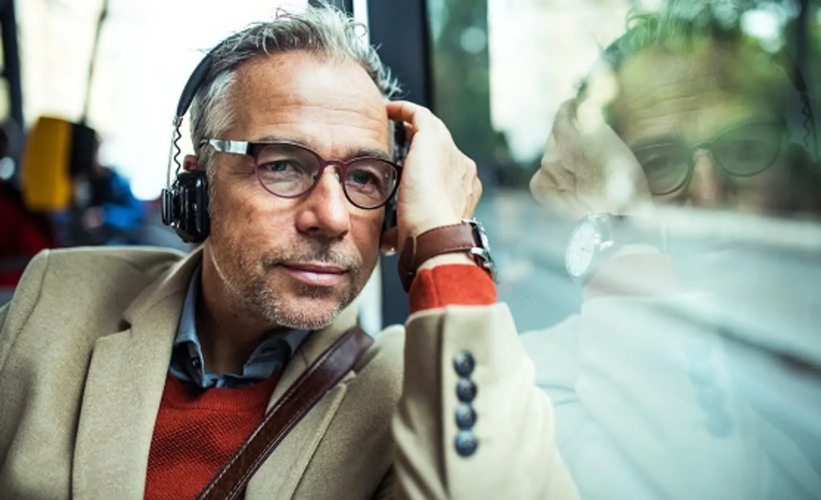 Mann öffentlicher Verkehr Versicherung Wertsachen