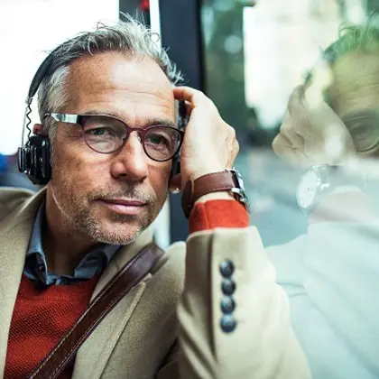 Mann öffentlicher Verkehr Versicherung Wertsachen